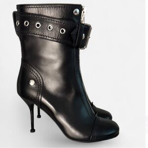 ALEXANDER MCQUEEN
Black leather ankle boots
Women’s size 9 US